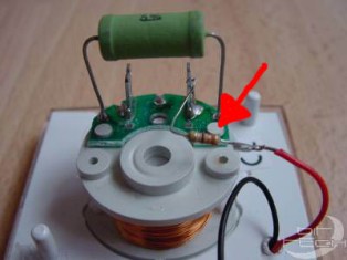 Modificarea unui computer cu un voltmetru analog frumos iluminat