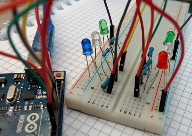 Asamblare rapidă a circuitelor pe panouri fără lipit