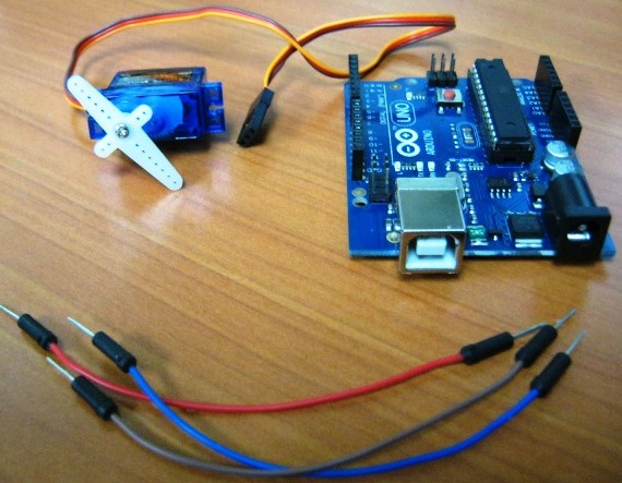 Conectăm servo-ul la Arduino