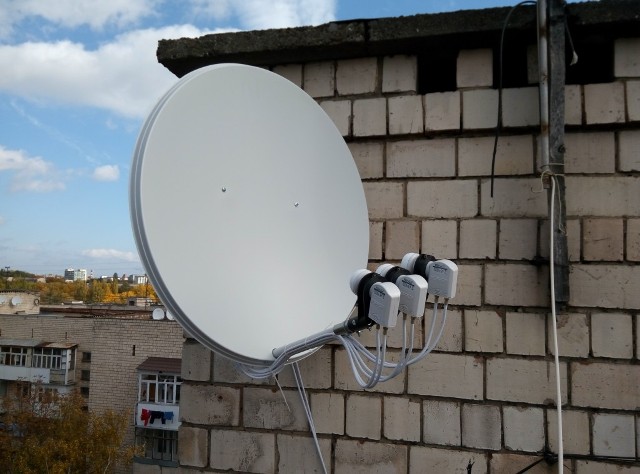 Antena satelit solidă