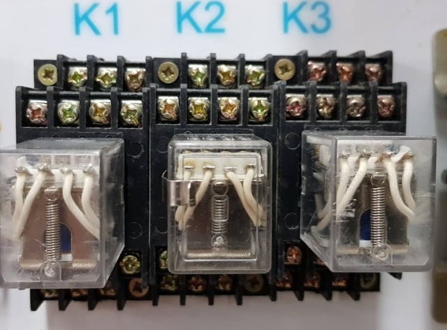 Relee de control electromagnetice